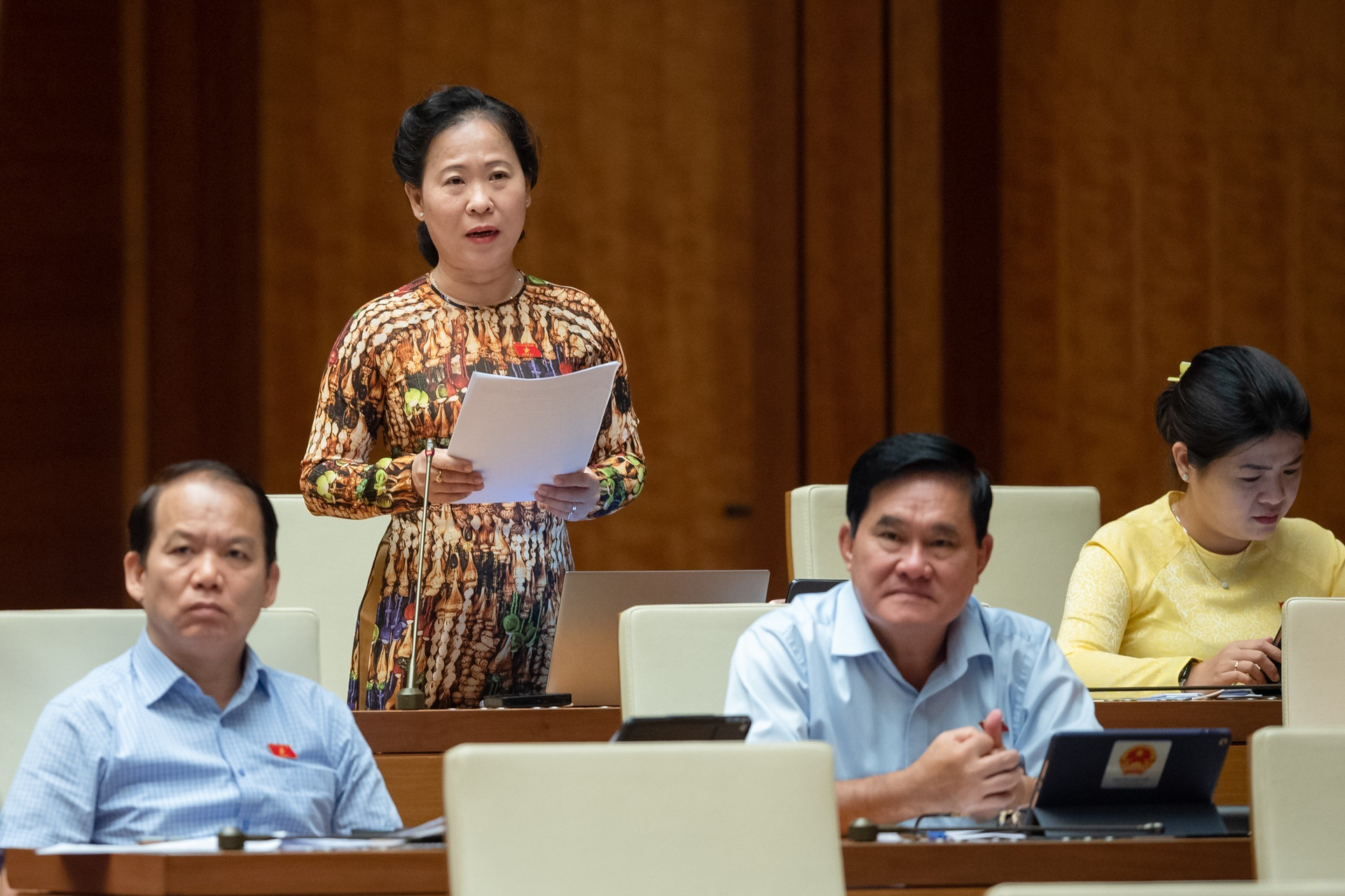 Đại biểu Tô Ái Vang- Đoàn ĐBQH tỉnh Sóc Trăng phát biểu tại phiên thảo luận tại hội trường ngày 31-05-2023.