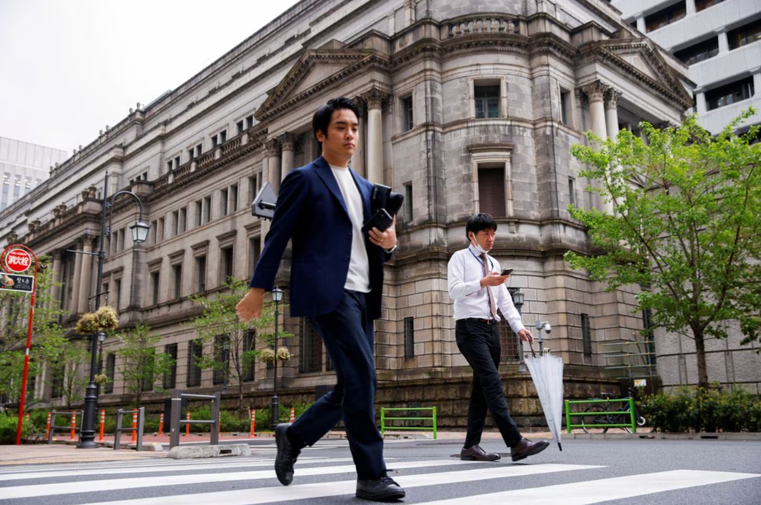 Bên ngoài trụ sở BOJ ở Tokyo - Ảnh: Reuters.