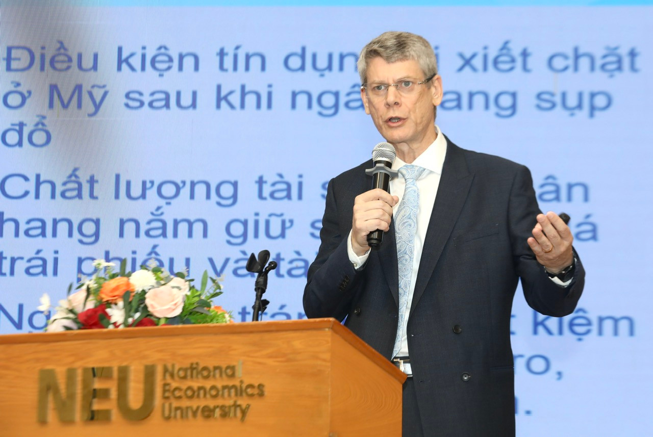Ông Johnathan Picus, Kinh tế Trưởng Chương trình phát triển Liên hiệp Quốc (UNDP) tại Việt Nam, phát biểu tại toạ đàm sáng ngày 11/7/2023. Ảnh: Việt Dũng.