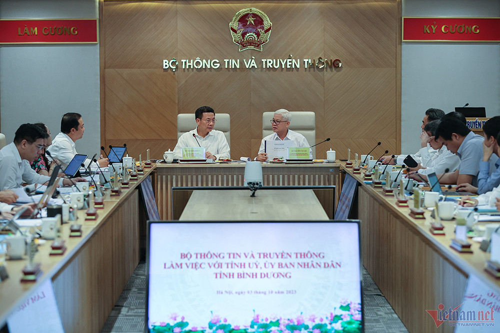Bộ trưởng Bộ Thông tin và Truyền thông Nguyễn Mạnh Hùng và đoàn công tác của Bộ làm việc với Bí thư Tỉnh uỷ tỉnh Bình Dương Nguyễn Văn Lợi và đoàn công tác của tỉnh.