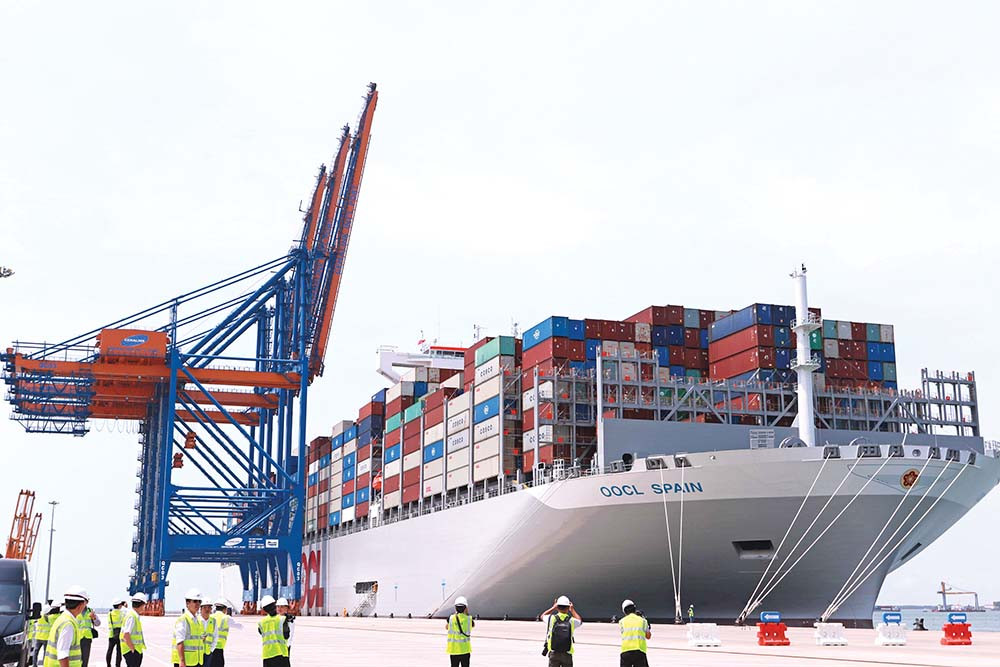 Hạ tầng đồng bộ và hiện đại sẽ làm giảm chi phí logistics. Trong ảnh: Xếp hàng tại cảng Bà Rịa - Vũng Tàu 