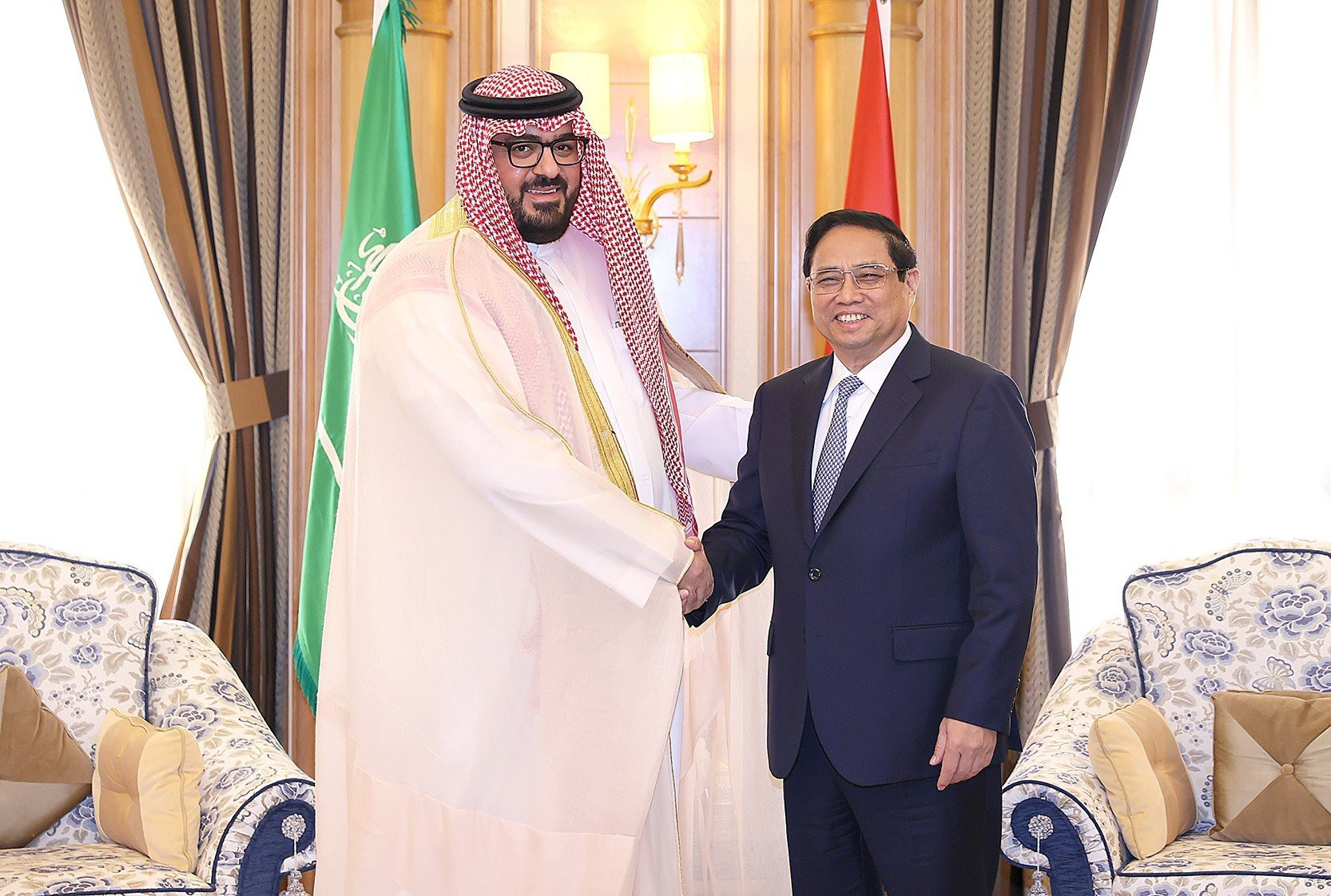 Thủ tướng Phạm Minh Chính tiếp Bộ trưởng Kinh tế và Kế hoạch Saudi Arabia Faisal bin Fadhil Al-Ibrahim. Ảnh: VGP.