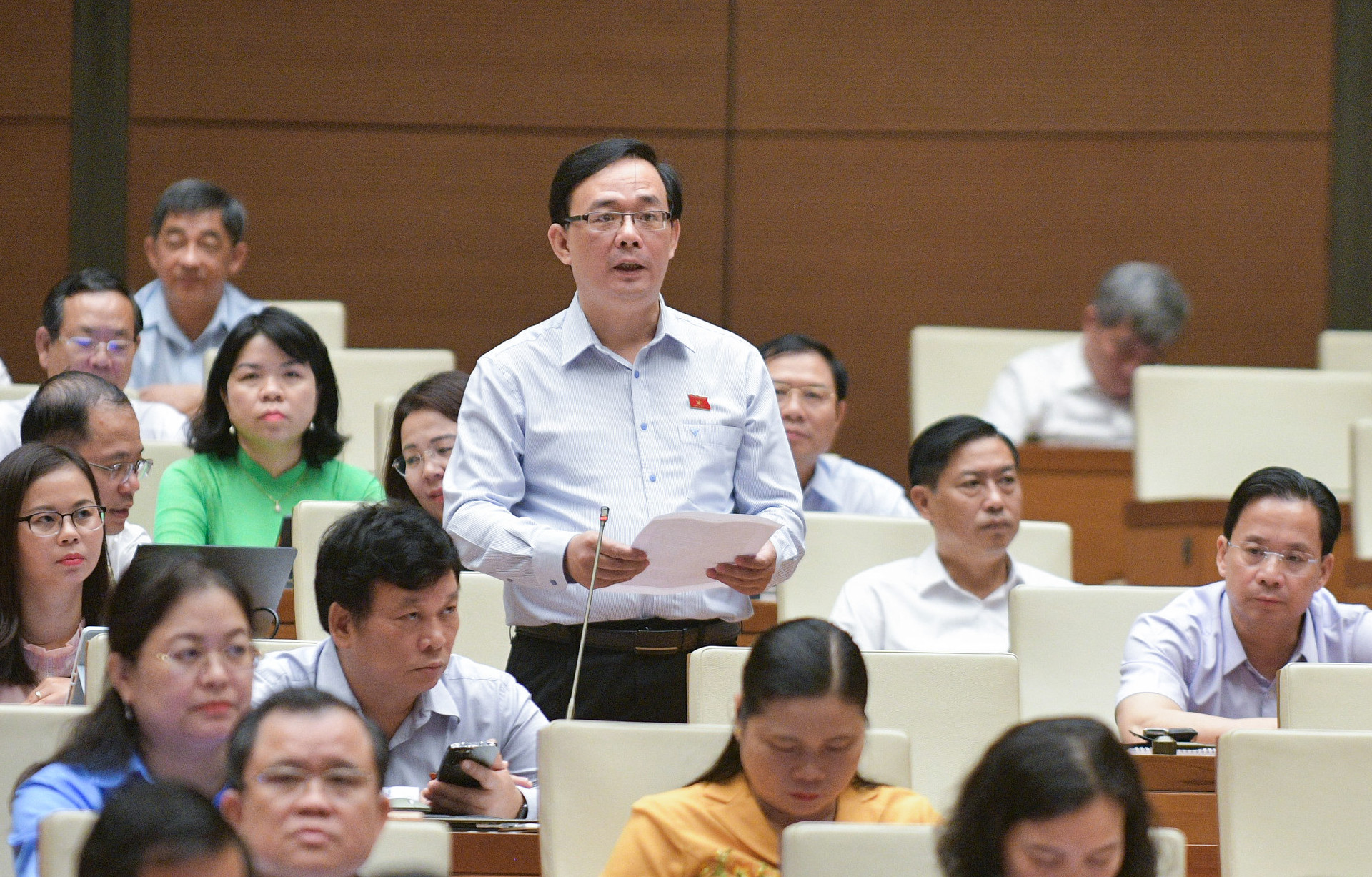 Đại biểu Triệu Quang Huy, Đoàn Đại biểu Quốc hội tỉnh Lạng Sơn nêu rõ công tác chuẩn bị đầu tư, giao kế hoạch đầu tư hàng năm còn chậm và thiếu chủ động, dẫn tới tình trạng vốn chờ dự án.