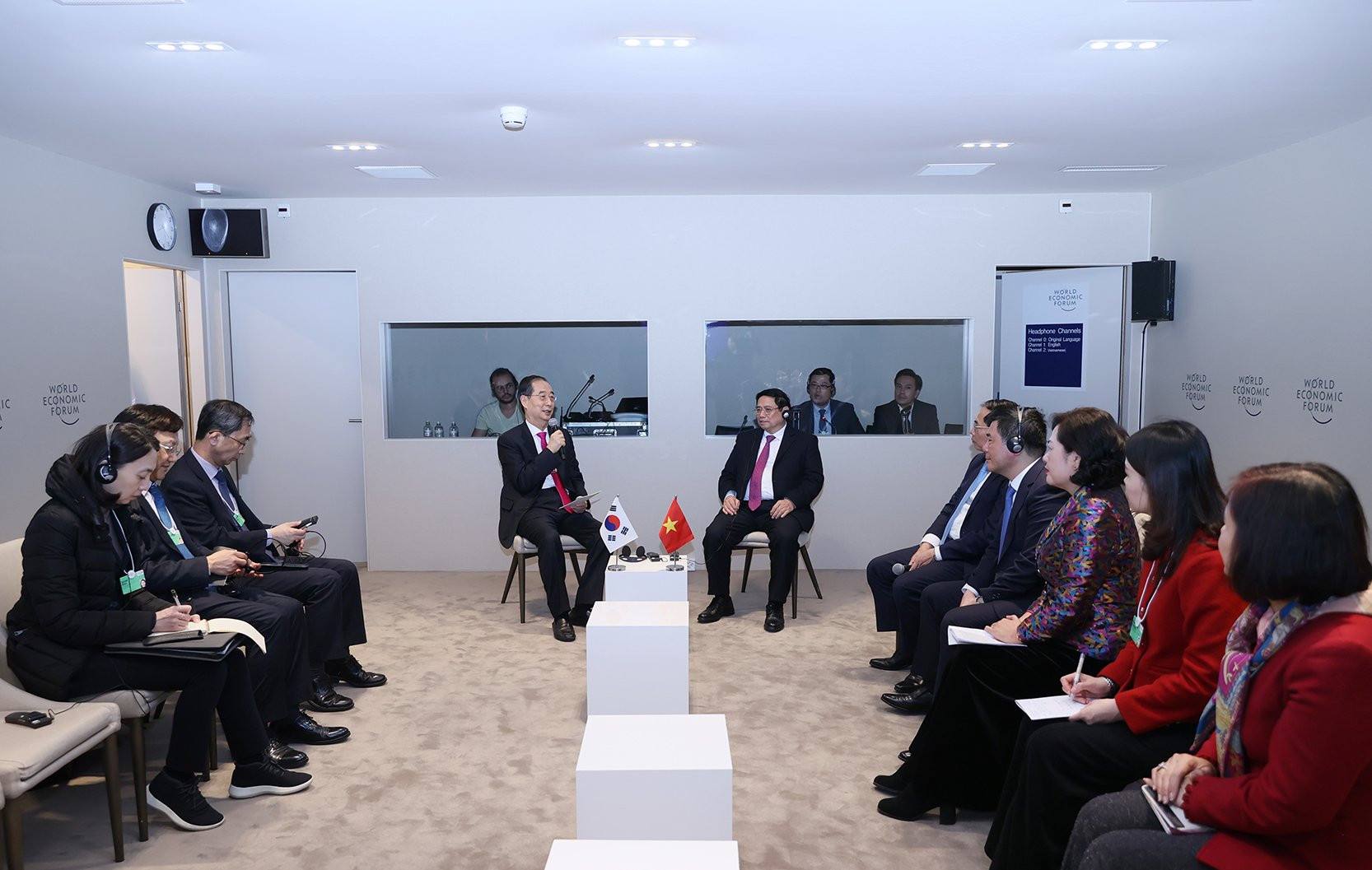 Nhân dịp này, Thủ tướng Han Duck-soo đã trân trọng mời Thủ tướng Phạm Minh Chính sang thăm Hàn Quốc - Ảnh: VGP