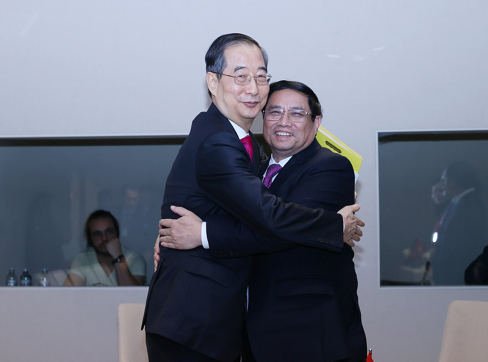 Thủ tướng Phạm Minh Chính và Thủ tướng Hàn Quốc Han Duck-soo - Ảnh: VGP
