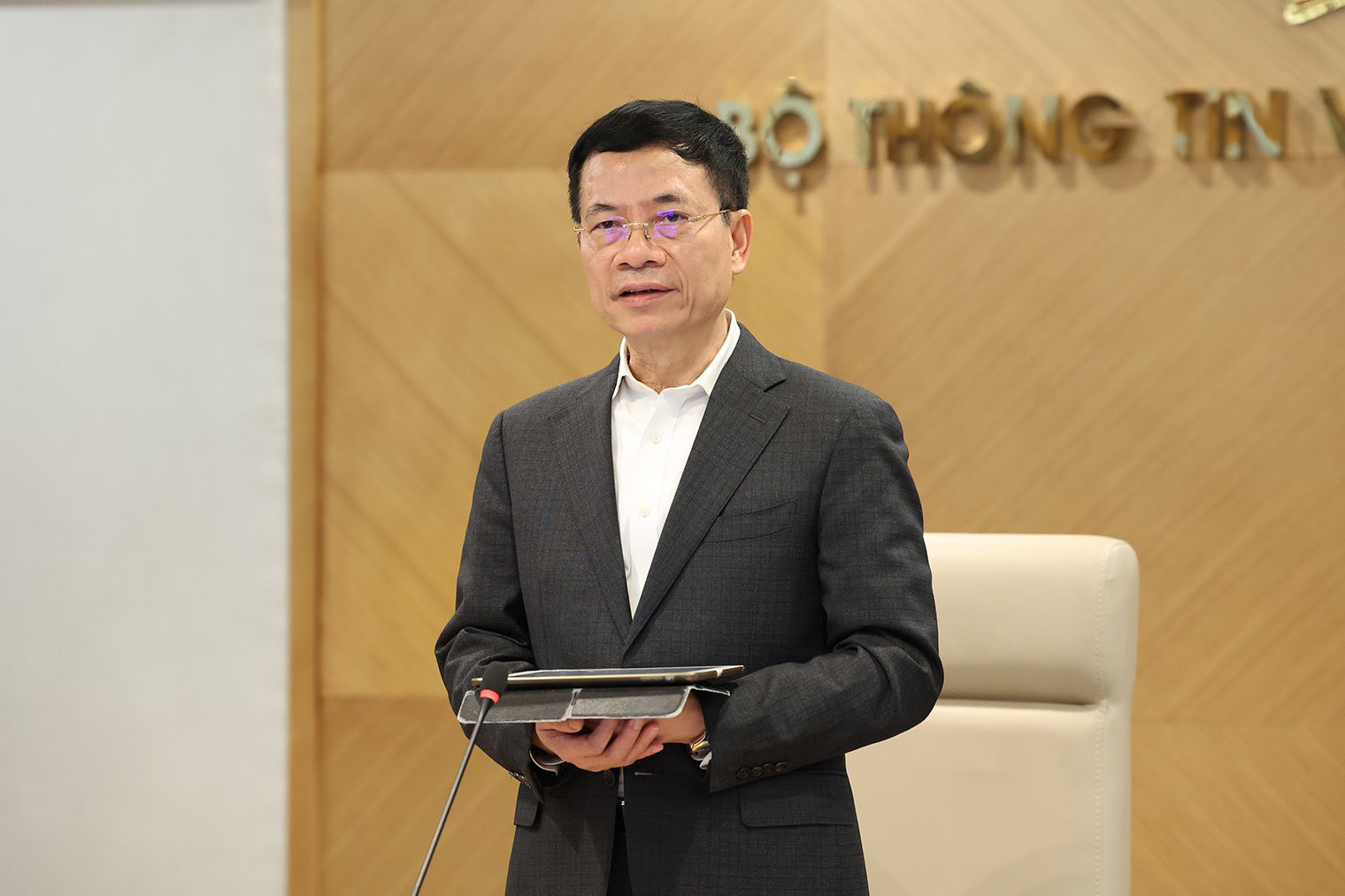 Bộ trưởng Bộ Thông tin và Truyền thông Nguyễn Mạnh Hùng phát biểu chỉ đạo tại hội nghị.