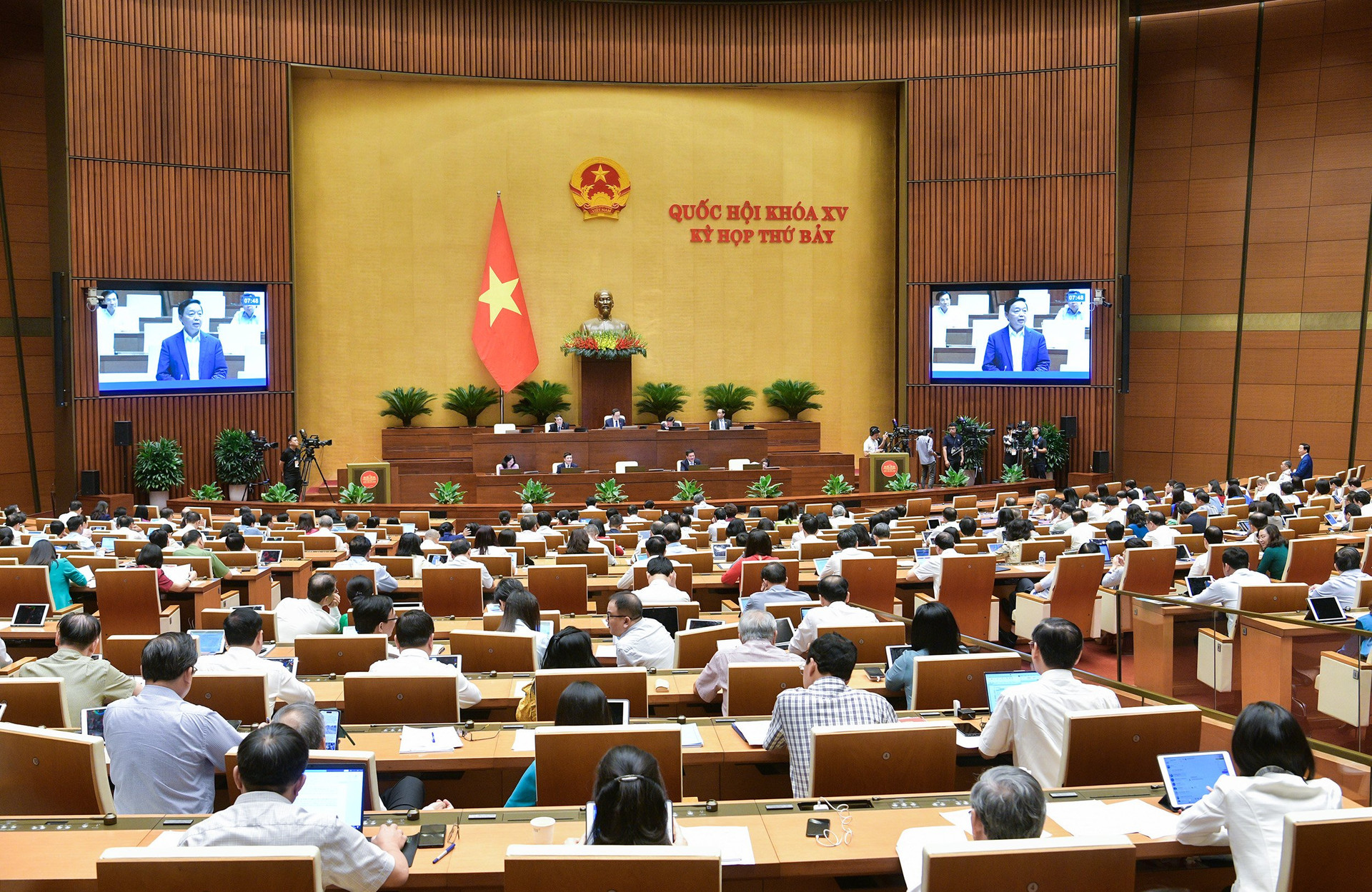 Phó Thủ tướng Trần Hồng Hà phát biểu tại phiên chất vấn và trả lời chất vấn sáng 5/6 - Ảnh: Quochoi.vn