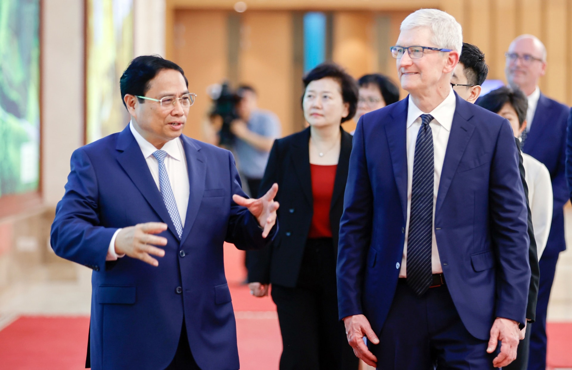 Tim Cook, CEO của Apple, gặp gỡ Thủ tướng chính phủ Phạm Minh Chính trong chuyến công tác hồi tháng Tư. 