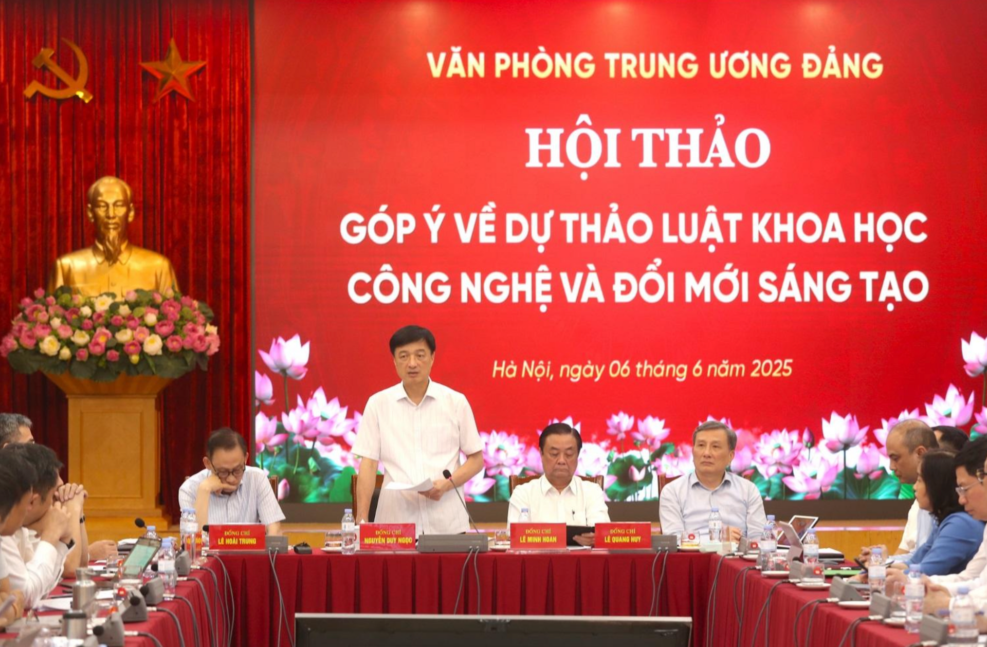 Ủy viên Bộ Chính trị, Chủ nhiệm Ủy ban Kiểm tra Trung ương Nguyễn Duy Ngọc chủ trì Hội thảo.