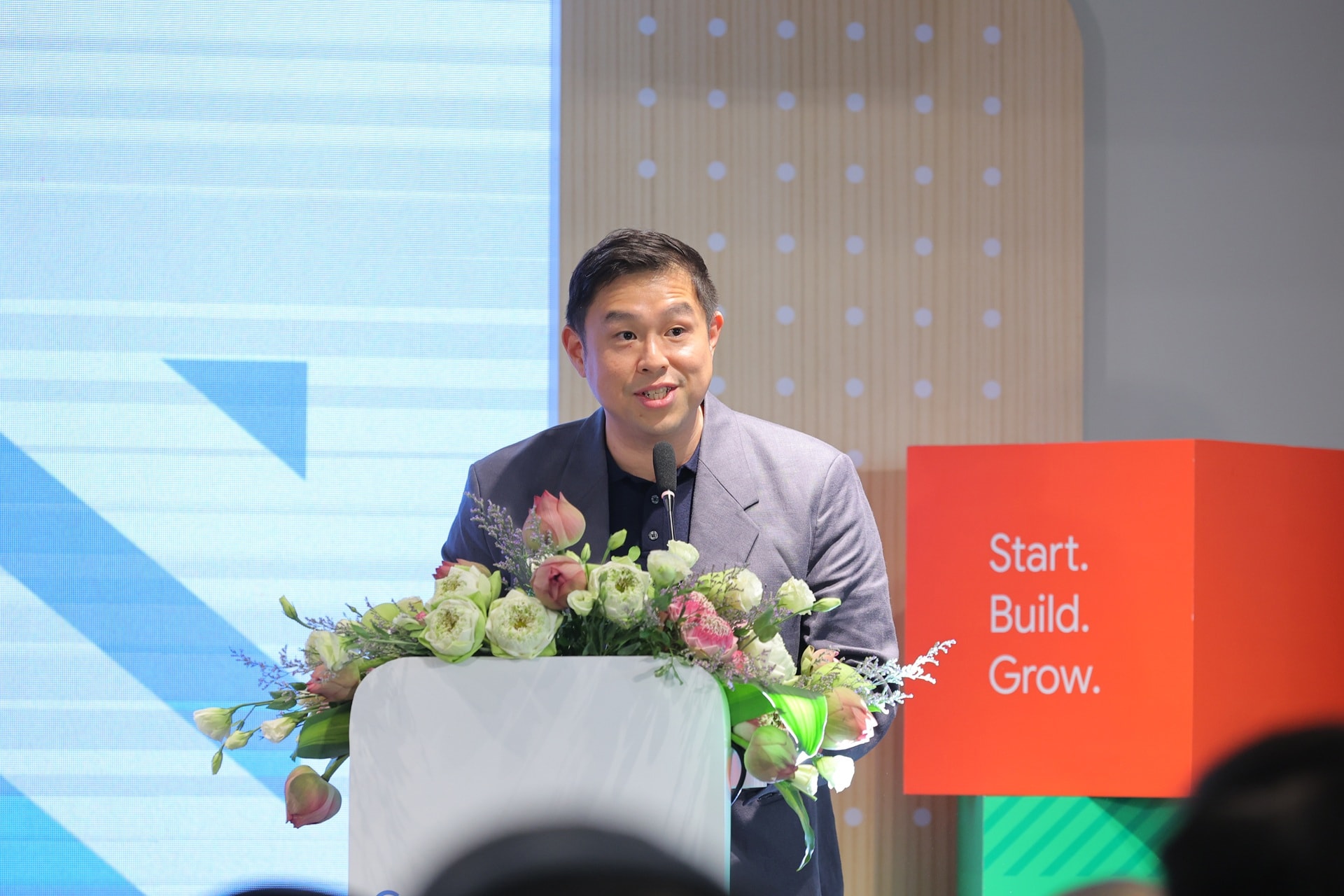  Dù thất bại là điều khó tránh khỏi, tôi tin rằng điều quan trọng nhất là các startup cần thực sự hiểu nhu cầu của người dùng và cách sử dụng AI để giải quyết những nhu cầu đó. Không chỉ riêng với AI, nhưng đặc biệt với công nghệ này, nhiều người thường hào hứng với tiềm năng kỹ thuật mà quên mất việc đánh giá xem giải pháp có thực sự mang lại giá trị cho người dùng hay không. iệt Nam có nguồn nhân tài công nghệ nổi bật trong khu vực, và các nhà sáng lập đôi khi quá tập trung vào những gì AI có thể làm mà bỏ qua nhu cầu thực tế của người dùng