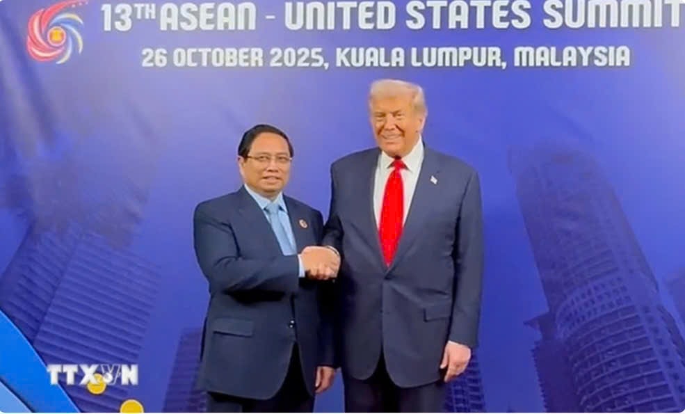 Thủ tướng Phạm Minh Chính gặp Tổng thống Mỹ Donald Trump nhân dự Hội nghị Cấp cao ASEAN - Mỹ lần thứ 13, ngày 26/10, tại Kuala Lumpur, Malaysia. Ảnh: TTXVN.