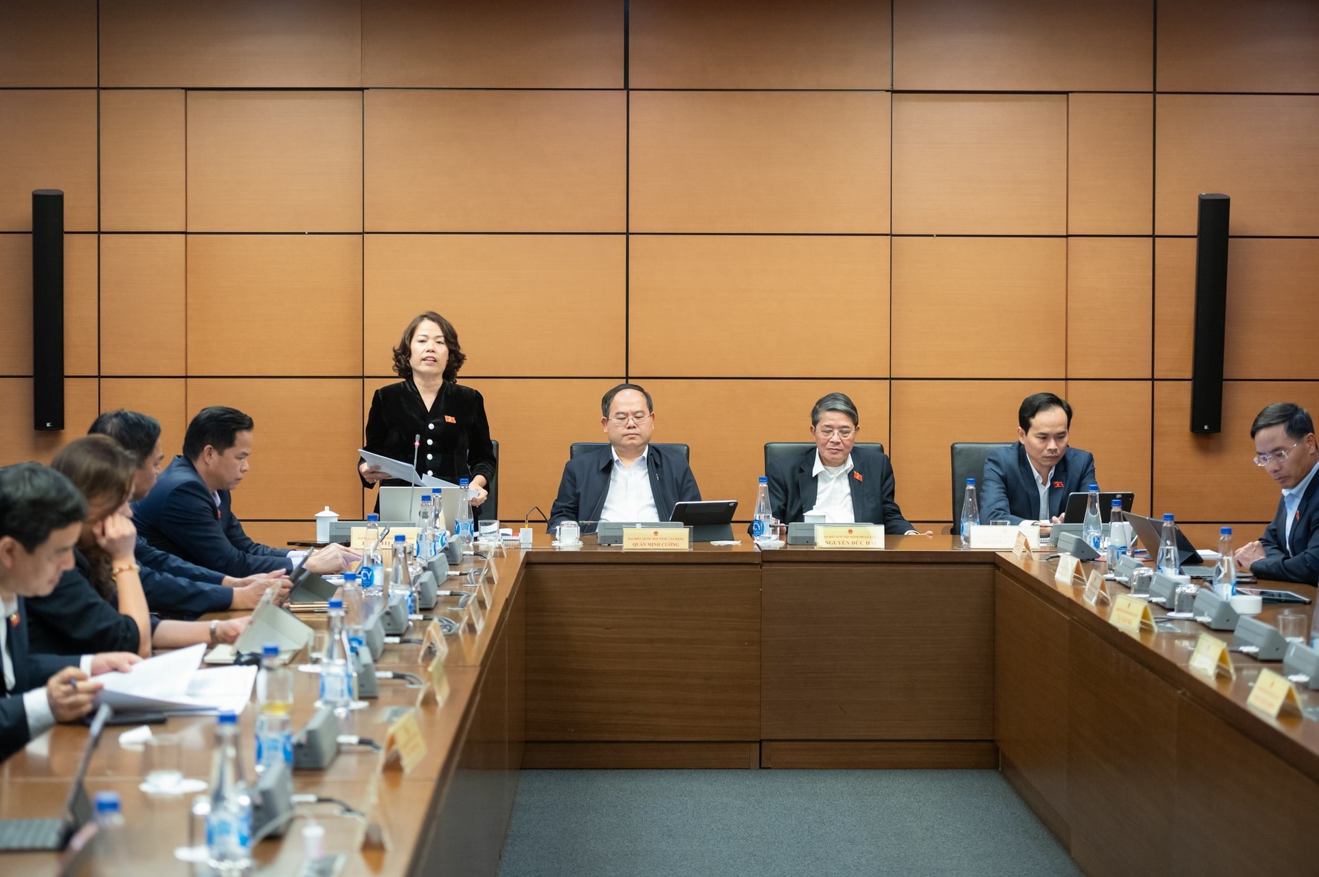 Quang cảnh thảo luận tại Tổ 16 (gồm các Đoàn ĐBQH TP. Đà Nẵng và các tỉnh Tuyên Quang, Cao Bằng), đóng góp nhiều ý kiến sâu sắc đối với Dự thảo Văn kiện trình Đại hội đại biểu toàn quốc lần thứ XIV của Đảng. Ảnh: Phạm Thắng