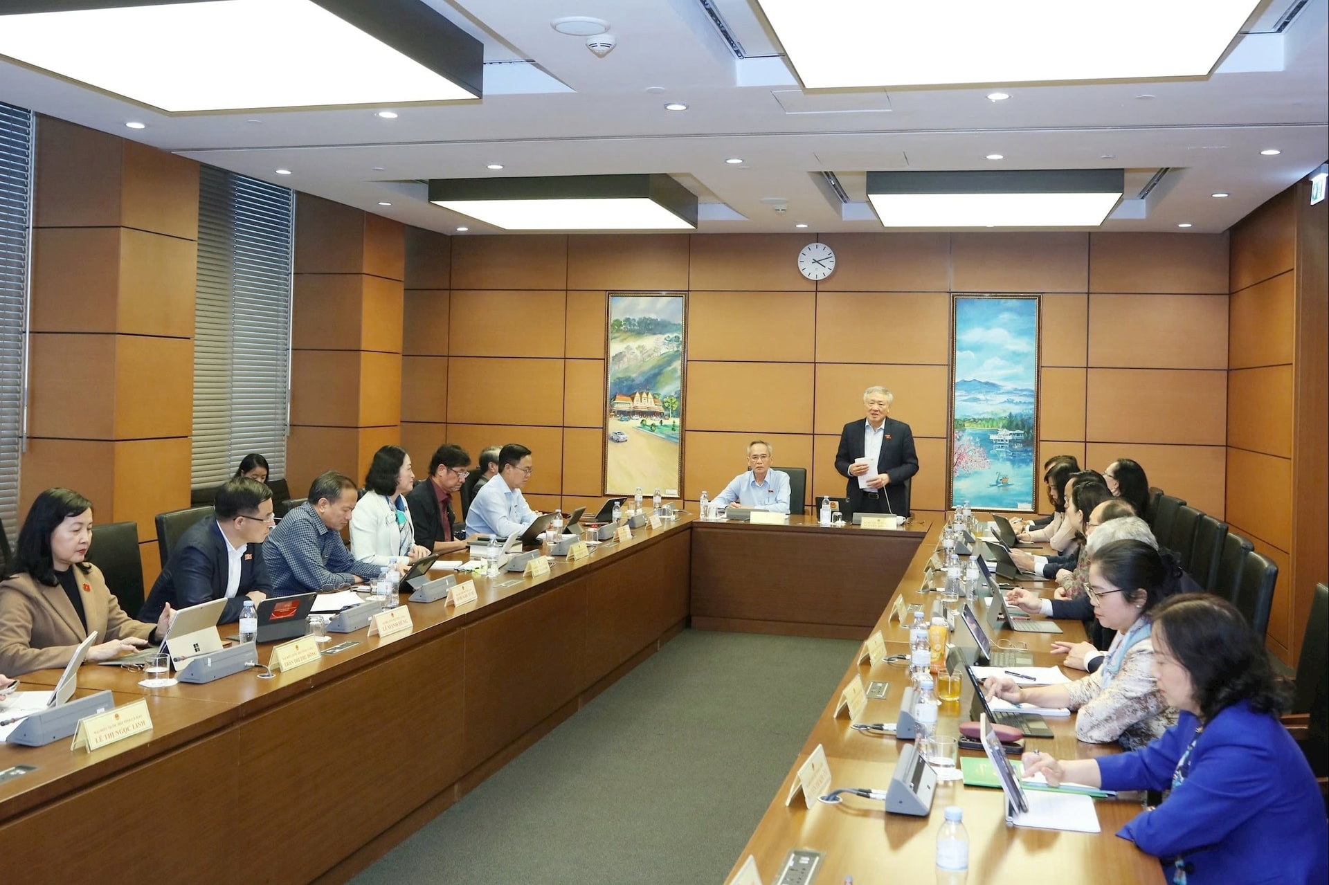 phiên thảo luận của Tổ 8 (gồm Đoàn ĐBQH tỉnh Bắc Ninh và Cà Mau) về dự thảo Văn kiện trình Đại hội đại biểu toàn quốc lần thứ XIV của Đảng, chiều 4/11. Ảnh: An Nhiên