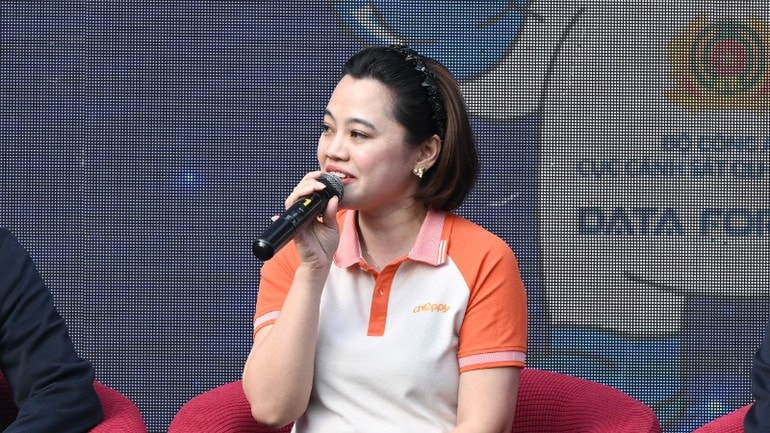 Bà Phạm Thu Ngân, đại diện đội đạt giải Nhất cuộc thi Data For Life. dtv-5955-1966.jpg