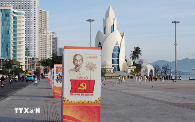 Panô tuyên truyền về Đại hội đại biểu toàn quốc lần thứ XIV của Đảng được trưng bày ở khu vực Quảng trường 2 tháng 4 (phường Nha Trang, Khánh Hòa). (Ảnh: Nguyễn Thành/TTXVN) ttxvn-khanh-hoa-ruc-ro-co-hoa-chao-mung-dai-hoi-xiv-cua-dang-17-4.jpg