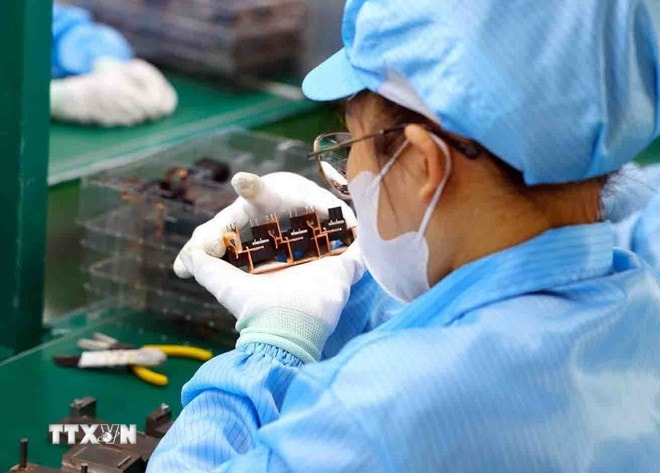 Quy trình sản xuất linh kiện điện tử. (Ảnh: Phạm Hậu/TTXVN) ttxvn-thiet-bi-dien-tu3.jpg