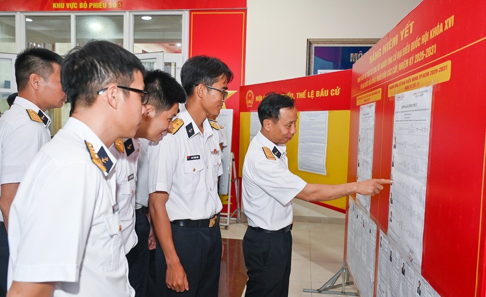 Cử tri thuộc Bộ Tư lệnh Vùng 2 Hải quân tìm hiểu tiểu sử người ứng cử đại biểu Quốc hội khóa XVI và đại biểu Hội đồng nhân dân các cấp nhiệm kỳ 2026-2031