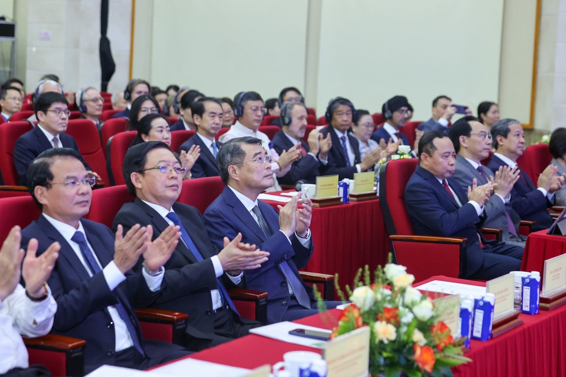 Thủ tướng và các đại biểu dự Lễ chào mừng Ngày Khoa học, Công nghệ và Đổi mới sáng tạo Việt Nam và Hội nghị triển khai công nghệ chiến lược - Ảnh: VGP/Nhật Bắc