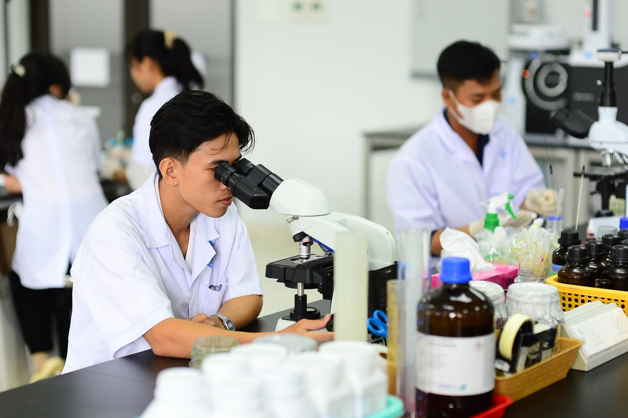 Sinh viên Trường Đại học Cần Thơ thực hiện thí nghiệm tại phòng thí nghiệm do JICA tài trợ