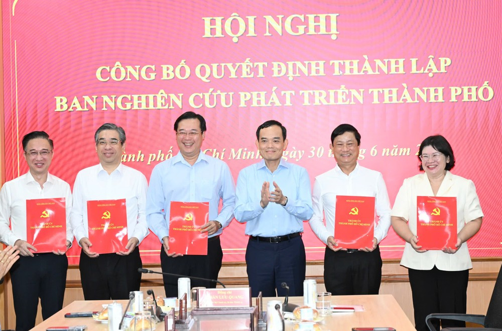 Đồng chí Trần Lưu Quang trao quyết định đến các đồng chí Phó Trưởng Ban Nghiên cứu phát triển TPHCM. Ảnh: VIỆT DŨNG 2aoboqh2sylh0wf6gc20dnkyyjdhodymb8hh9aoi6.jpg