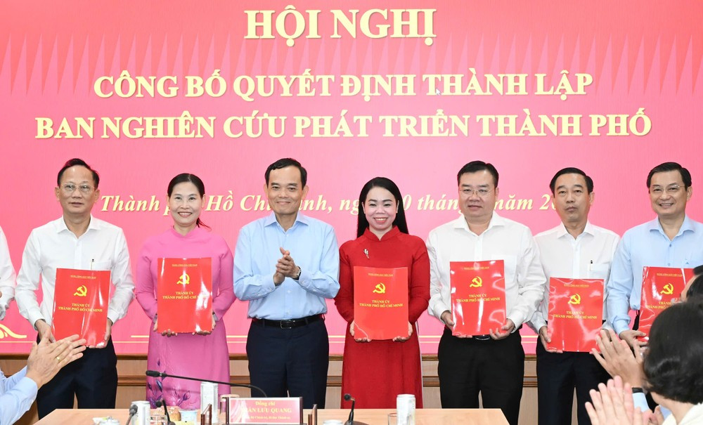 Đồng chí Trần Lưu Quang trao quyết định cho các thành viên Ban Nghiên cứu phát triển TPHCM. Ảnh: VIỆT DŨNG 2aoboqh2szaps9ve5sx1qhb09qf0bmaoybjyok6q10.jpg