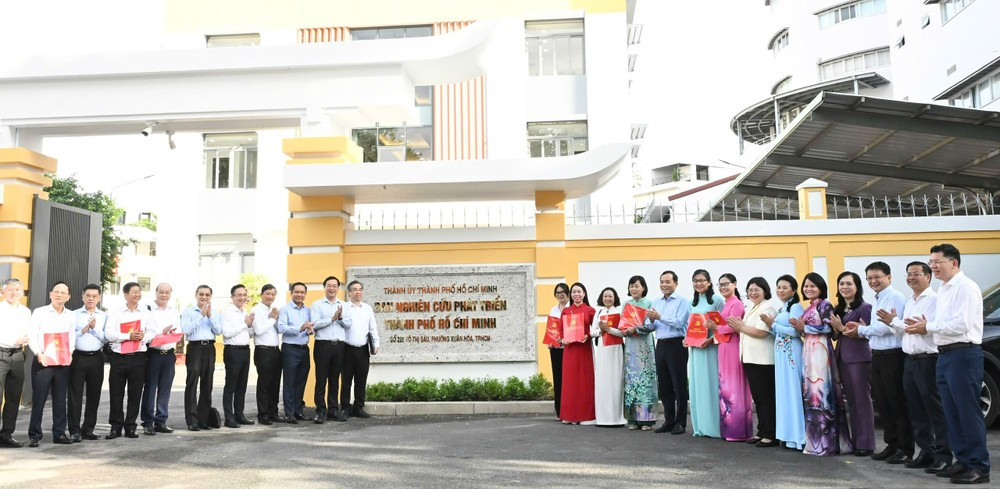 Đồng chí Trần Lưu Quang cùng tập thể Ban Nghiên cứu phát triển TPHCM. Ảnh: VIỆT DŨNG 2aOboQh324zS6qYXLQFnCfXVY9pZlUuqnEFgfgG0.jpg