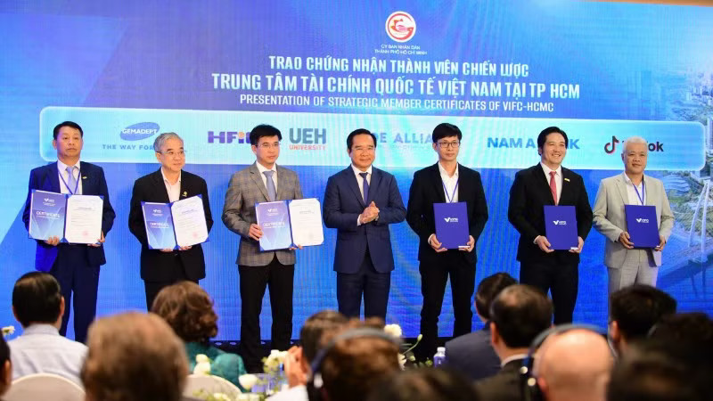 Lãnh đạo Thành phố Hồ Chí Minh trao chứng nhận thành viên chiến lược của Trung tâm Tài chính quốc tế tại Thành phố Hồ Chí Minh. h1-nam-a-bank-tttcqt-2732.jpg