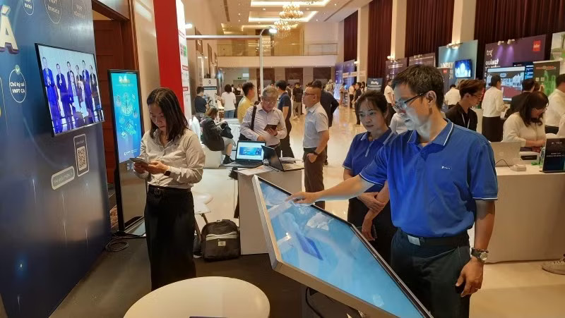 Khách tìm hiểu các giải pháp chuyển đổi số được trưng bày tại Thành phố Hồ Chí Minh. (Ảnh: CTV) ai-2688.jpg