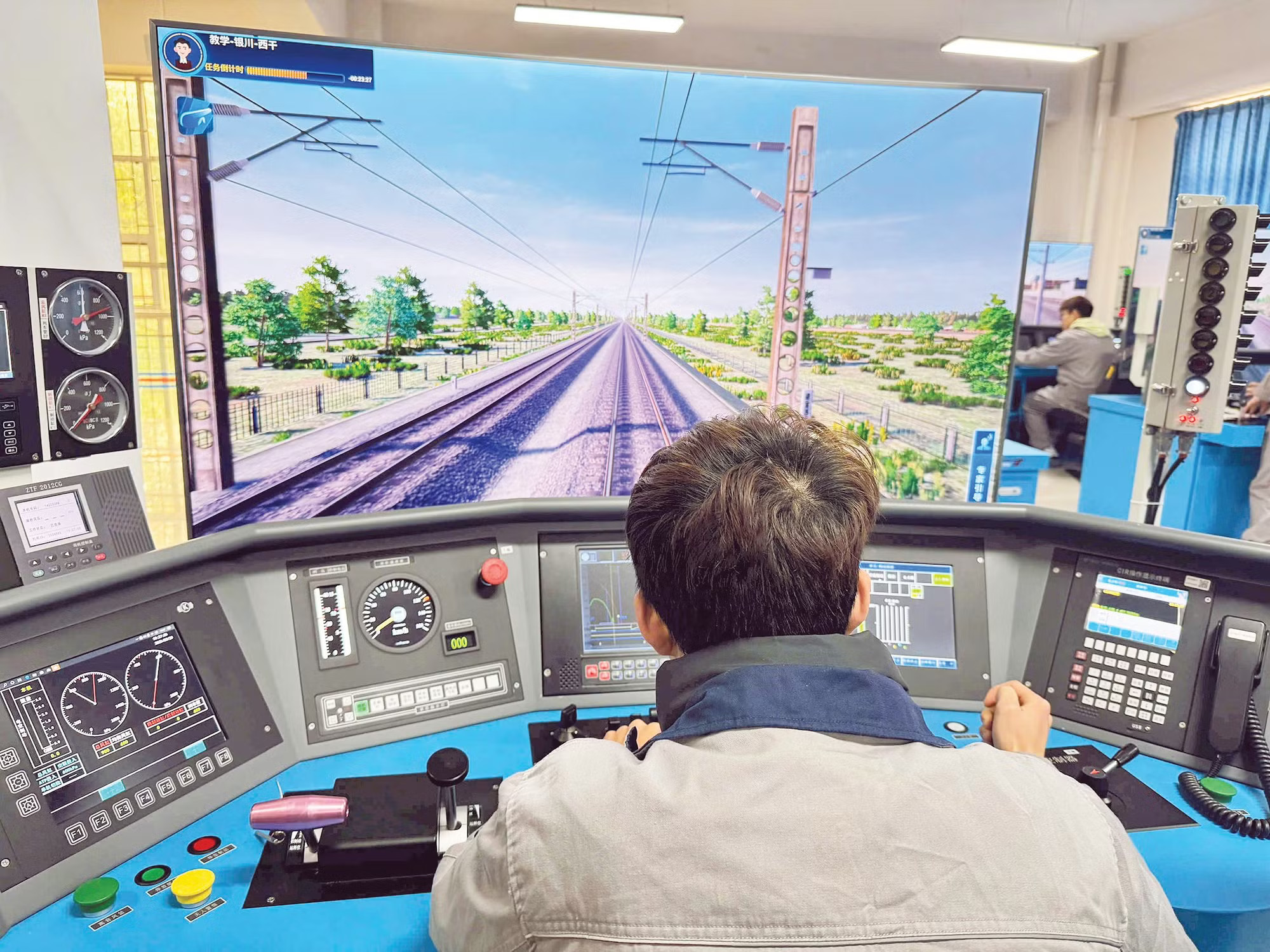 Học viên thực hành lái tàu đường sắt tốc độ cao bằng phần mềm mô phỏng. (Ảnh: VNR) 22-6920.jpg