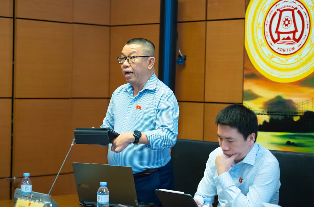 Đại biểu Trần Mạnh Huy chỉ rõ thay đổi lớn nhất phải bắt đầu từ chính lớp học. (Ảnh: QH) 19-10-dai-bieu-tran-manh-huy-doan-dbqh-thanh-pho-da-nang-phat-bieu.jpg