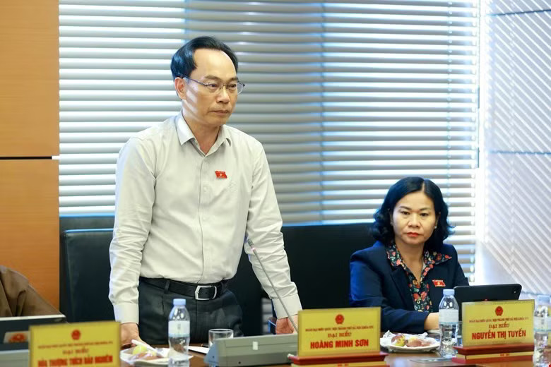 Bộ trưởng Hoàng Minh Sơn chỉ ra căn nguyên nằm ở sự thiếu gắn kết giữa doanh nghiệp, địa phương và cơ sở đào tạo. (Ảnh: QH) 19-10-bo-truong-bo-giao-duc-va-dao-tao-hoang-minh-son-phat-bieu-anh.jpg