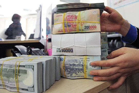 Lãi suất neo cao, cảnh báo nợ xấu vọt tăng với ngân hàng bán lẻ