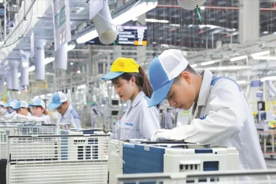 Không chủ quan với áp lực lạm phát và nhập siêu