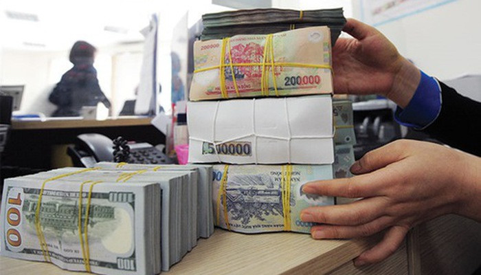 Lãi suất neo cao, cảnh báo nợ xấu vọt tăng với ngân hàng bán lẻ